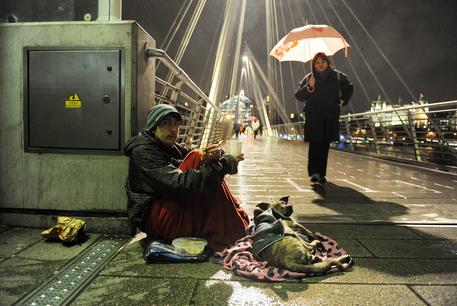 Un mendicante a Londra © ANSA 