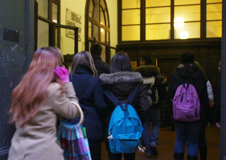 Studenti che entrano in classe in una foto d'arcivio © ANSA 
