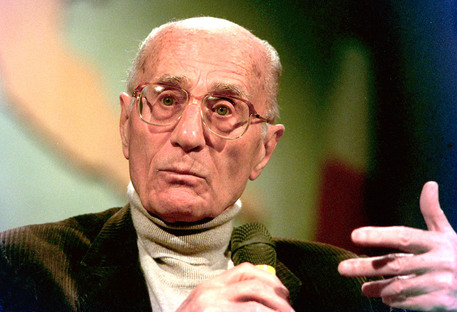 Indro Montanelli, premiato come ''eroe della liberta' di stampa'' dall'International Press  Institute in una foto d'archivio del 2 maggio 2000 © ANSA 