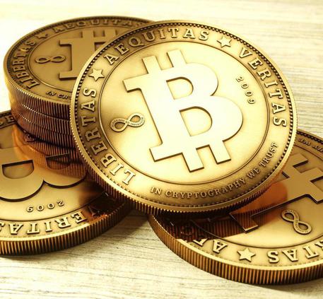 Monete con il simbolo Bitcoin © ANSA