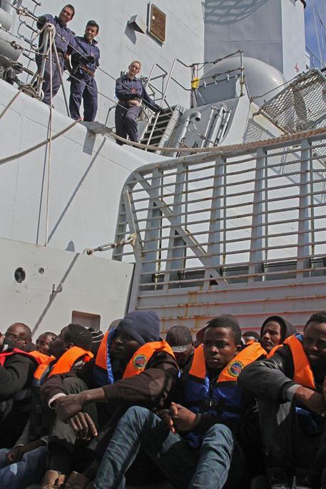 Migranti su nave San Giorgio della marina militare © ANSA