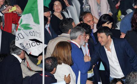 l Presidente del Consiglio Matteo Renzi (d) durante l'apertura della campagna elettorale di Sergio Chiamparino al Palaolimpico di Torino © ANSA