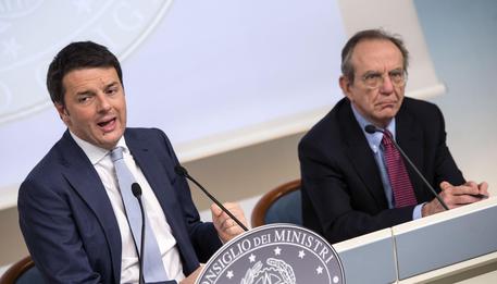 Matteo Renzi e Pier Carlo Padoan (foto: ANSA)