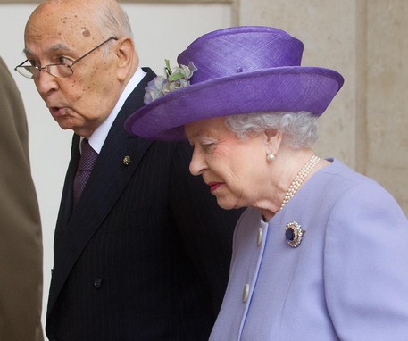 La regina Elisabetta II con il presidente Giorgio Napolitano © Ansa