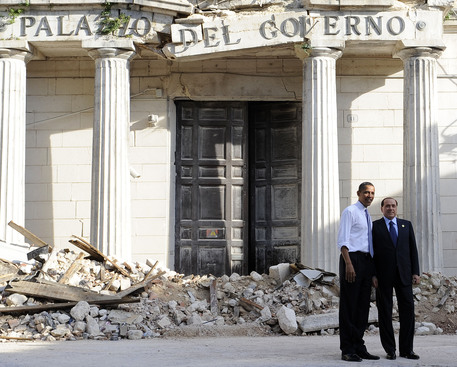 Silvio Berlusconi e Barack Obama sotto il palazzo della Prefettura all'Aquila nel luglio 2009 © ANSA 