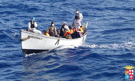 A file shot of migrants being rescued by the Italian Navy (foto: ANSA)