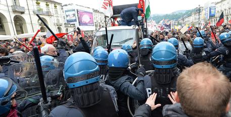 Torino, scontri al corteo del Primo Maggio © ANSA