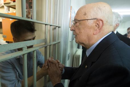 Il Presidente della Repubblica nel corso della visita ai detenuti del carcere di Poggioreale (foto: ANSA)