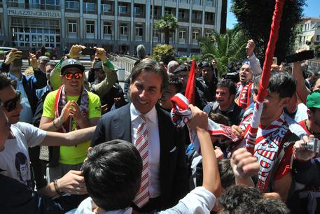 Gianluca Paparesta festeggiato dai tifosi del Bari all'esterno del tribunale © ANSA