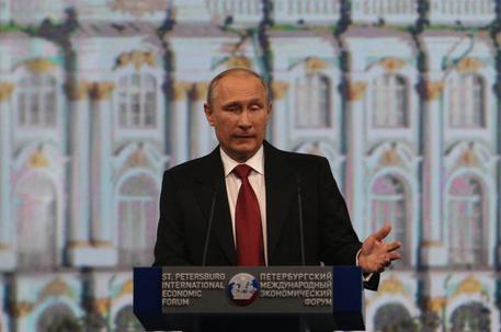 Il presidente russo Vladimir Putin al forum economico di San Pietroburgo © EPA