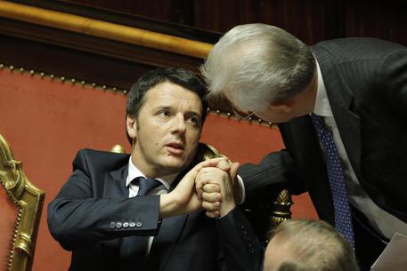 Matteo Renzi e Mario Monti al Senato (archivio) Ansa/Giuseppe Lami © ANSA