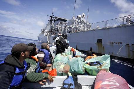 Migranti soccorsi in mare dalla marina militare © ANSA