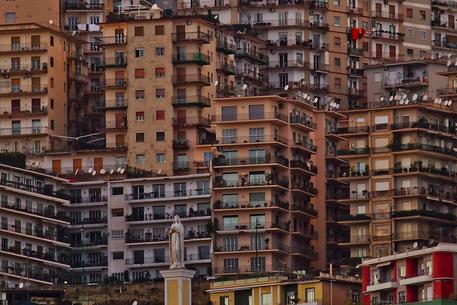 Uno scorcio di palazzi sulla collina di Posillipo a Napoli © ANSA