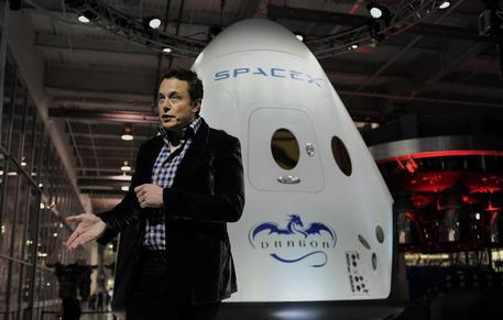L'ad di SpaceX Elon Musk e la navicella Dragon 2 © EPA