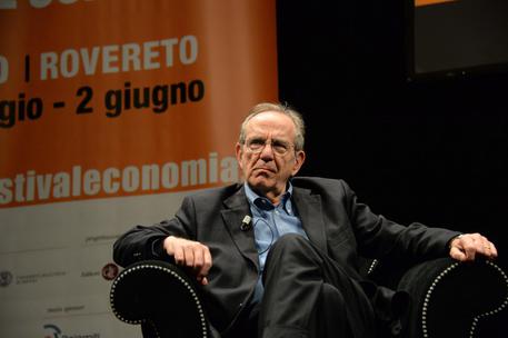 Il ministro dell'Economia Pier Carlo Padoan al Festival dell'Economia a Trento © ANSA