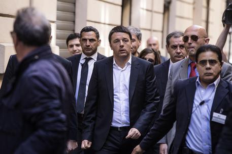 Renzi va a piedi alla Direzione Pd © ANSA