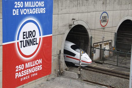 Eurostar bloccato nel tunnel della Manica, centinaia di evacuati © ANSA 