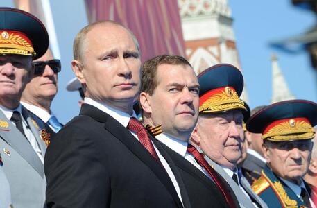Vladimir Putin e Dmitry Medvedev ad una parata militare a Mosca © EPA