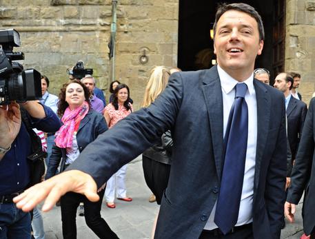 Matteo Renzi a Firenze stringe la mano ai passanti © ANSA