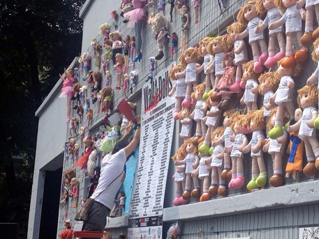 Inaugurazione mostra 'Wall of Dolls' sul femminicidio © ANSA