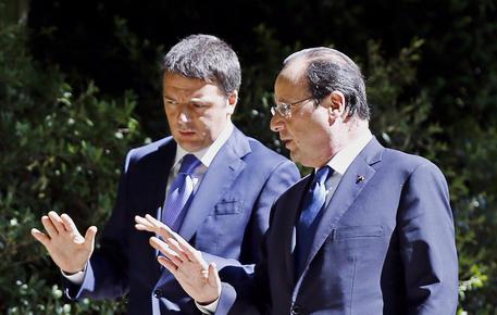 Il presidente francese Francois Hollande accoglie il premier italiano Matteo Renzi © EPA
