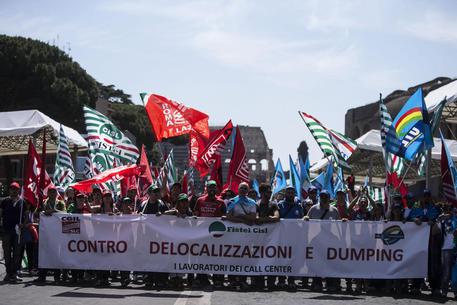 Una manifestazione contro le delocalizzazioni in un'immagine d'archivio © ANSA 