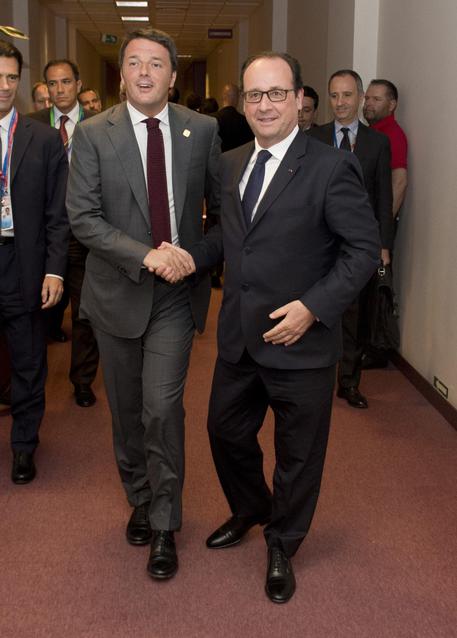 Matteo Renzi (s) e Francois Hollande UFFICIO STAMPA PALAZZO CHIGI/TIBERIO BARCHIELLI-FILIPPO ATTILI (foto: ANSA)