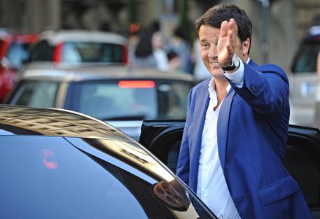 Il presidente del Consiglio Matteo Renzi cammina per le strade di Firenze.  Foto Maurizio Degl'Innocenti © ANSA