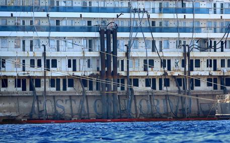 Dal mare emerge anche la scritta 'Costa Concordia' © ANSA