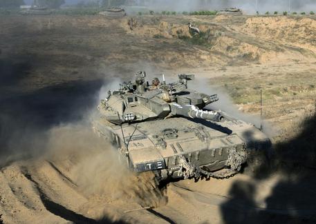 Tank israeliano in azione (foto: EPA)