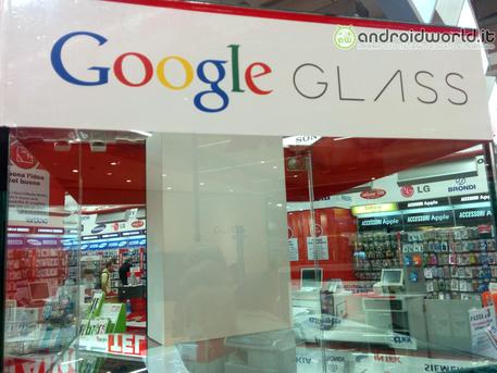 I Google Glass in vendita a Milano (fonte: Androidworld.it) © ANSA
