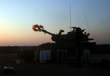 Un cannone israeliano puntato sul confine con Gaza (foto: EPA)