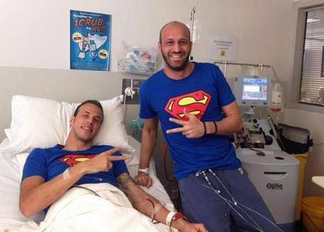 Il difensore dell'Hellas Verona, Vangelis Moras, in ospedale a Melbourne per donare il proprio  midollo osseo al fratello Dimitris © ANSA
