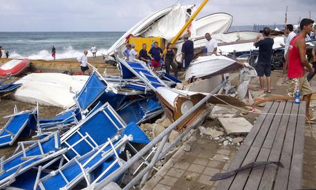 Uno stabilimento balneare e alcune barche danneggiati in seguito a una tromba d'aria a Santa Severa il 25 agosto 2013 © ANSA 