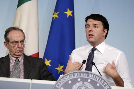 Matteo Renzi e il ministro dell'Economia Pier Carlo Padoan (foto: ANSA)