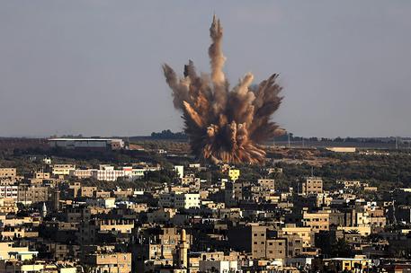 Regge la tregua a Gaza. Si tratta al Cairo © EPA