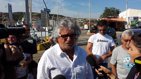 Beppe Grillo prima di salire sul gommone per La Maddalena (foto: ANSA)