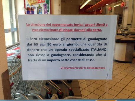 Supermercato, non date soldi a Rom guadagnano 80 euro a giorno © ANSA