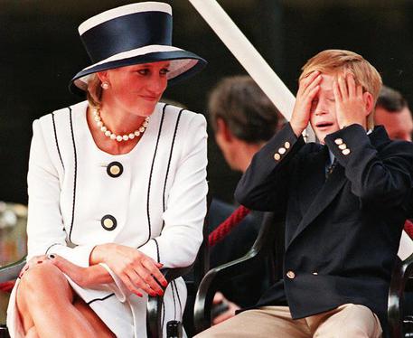 Lady Diana con il figlio Harry, il 20 agosto 1995 in occasione del 50/mo anniversario della fine della guerra © ANSA 