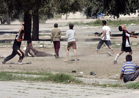 Ragazzi giocano a calcio in Iraq © ANSA
