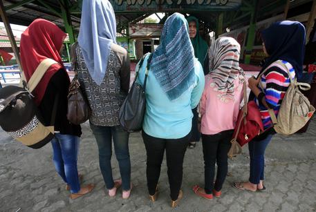 Ragazze che indossano velo islamico © EPA
