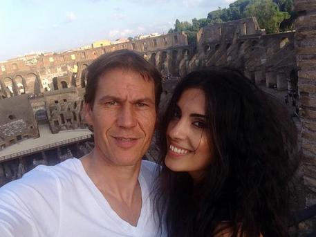 Rudi Garcia, allenatore della Roma, con la fidanzata Francesca Brienza al Colosseo in una foto postata su twitter © Ansa