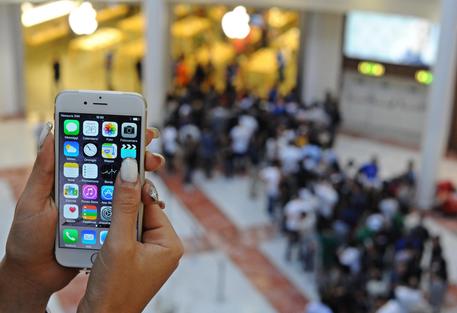 iPhone, è in tasca a 18% italiani, piace ai giovani © ANSA