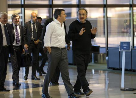 Il premier Matteo Renzi nel quartier generale di Chrysler ad Auburn Hills con l'amministratore delegato di Fiat e Chrysler, Sergio Marchionne © EPA