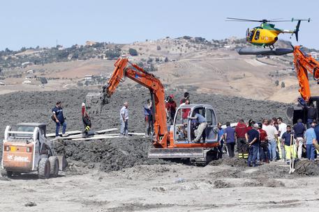 Le operazioni di soccorso e ricerca sul luogo dell'esplosione di un vulcanello nella riserva Macalube - ANSA/ CALOGERO MONTANA © ANSA