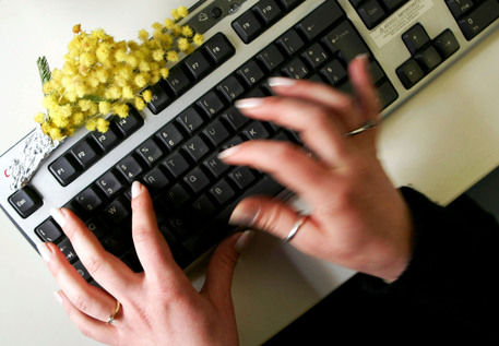 Una donna lavora al computer © ANSA 