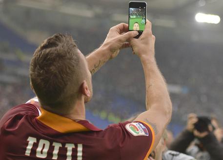 Il selfie di Totti postato sul profilo Facebook della Roma © AP