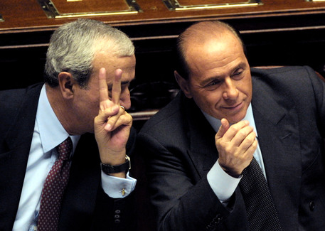 L'ex ministro della Difesa  Antonio Martino con l'allora presidente del Consiglio Silvio Berlusconi (archivio) © ANSA 
