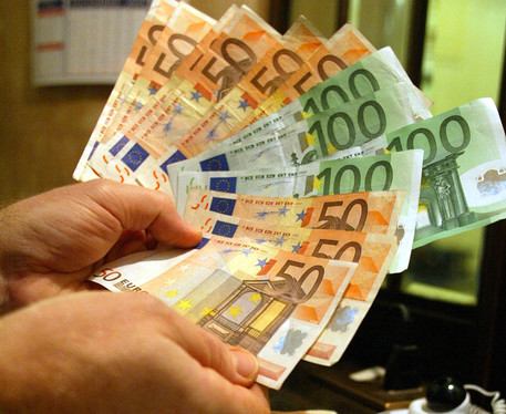 Euro ancora gi, scende sotto 1,12 dollari © ANSA