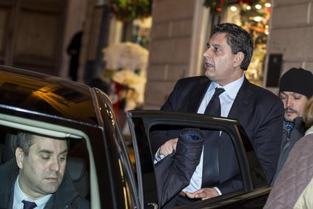 Giovanni Toti di Forza Italia esce dalla sede del PD dopo l'incontro con Matteo Renzi © ANSA